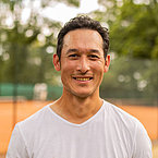 DAs Bild zeigt den Trainer des TC Hof David Piyamongkol